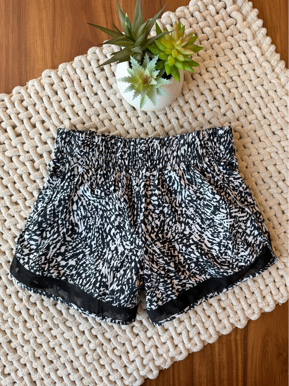 Athleta | Women’s Printed Mesh Racer Run 4” Shorts | Black and White | X-Small